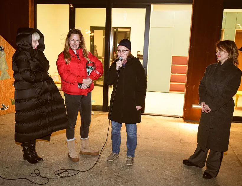 Anna Kovačič na akcích, které spolupořádá, také fotí. Takže získat snímek, kde je zachycená i ona, je téměř nemožné :-)