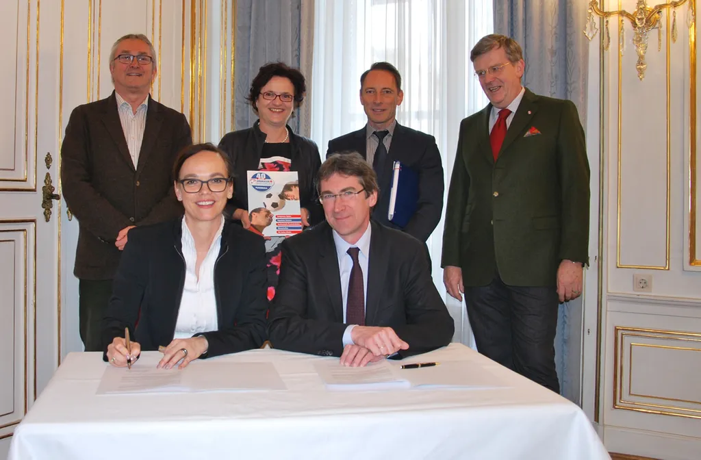 Bildungsministerin Sonja Hammerschmid und ÖSPV Generalsekretär Franz Portisch unterzeichnen Sponsoringverlängerung der „SPARKASSE Schülerliga“. Stehend v.l.n.r: Ewald Bauer (BMB), Astrid Kratschmann (s Bausparkasse), Markus Nepf (ÖSPV), Wilhelm Kraetschmer (ÖSPV)  Foto: Sparkassenverband