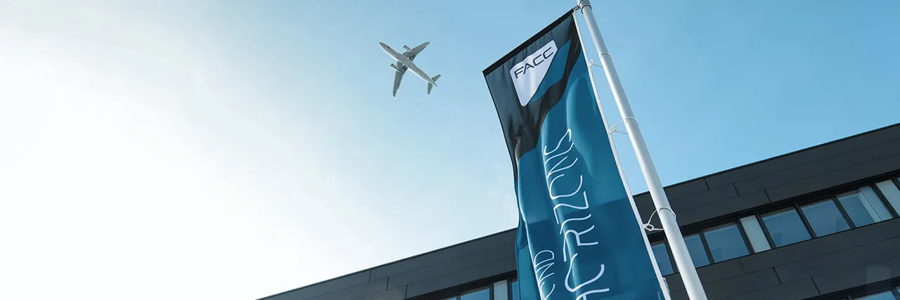 FACC - Außenansicht des Unternehmens im Innviertel mit Flugzeug