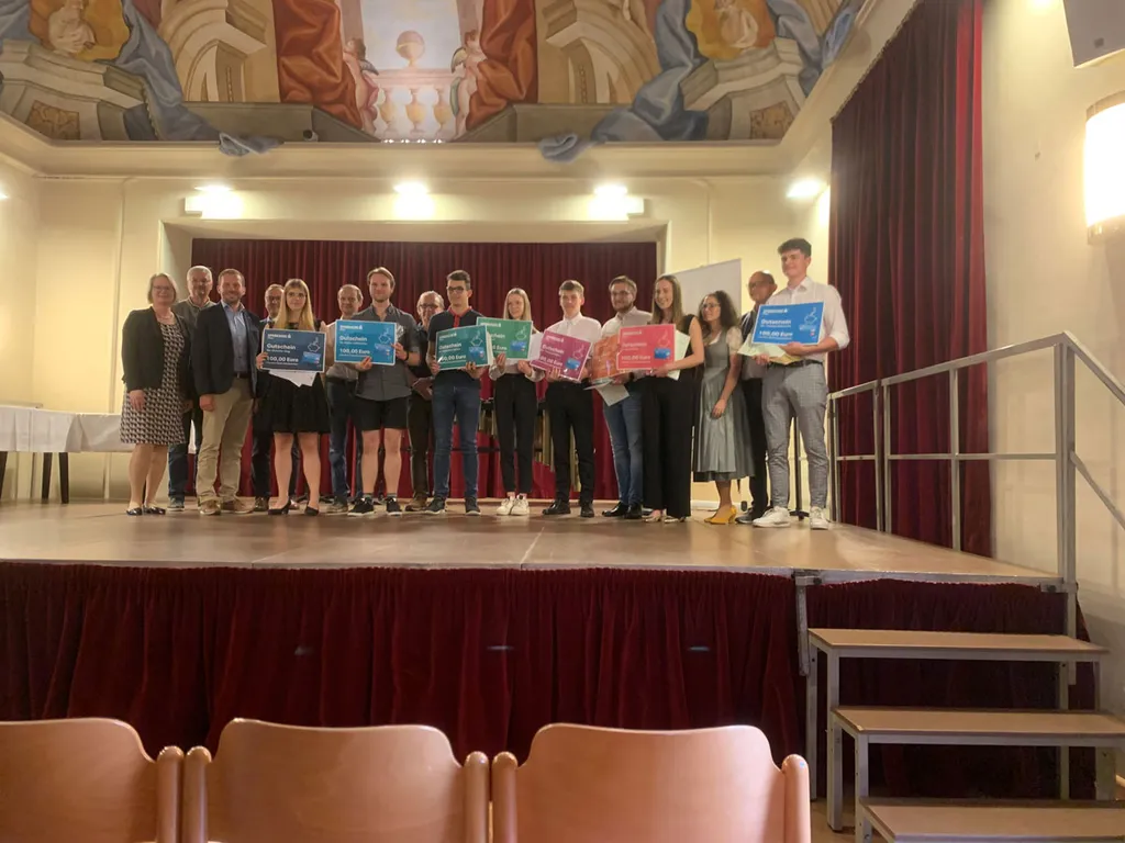 Urkunden für die Abschlussprüfungskandidat:innen der Musikschule Pöllau-Vorau-Joglland