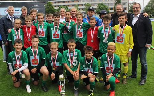 Gruppenbild von jugendlichen Fußballer mit Medaille und Pokal 