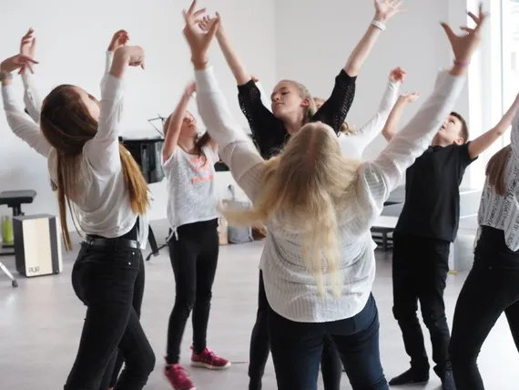 junge Frauen beim Tanzen