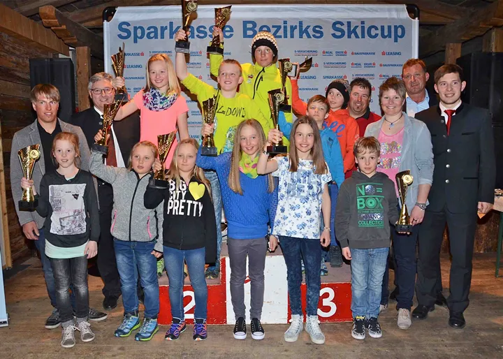 Kinder mit Pokal in der Hand 
