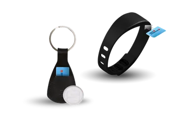 Abbildung der Debitkarte Micro mit Armband und Schlüsselanhänger