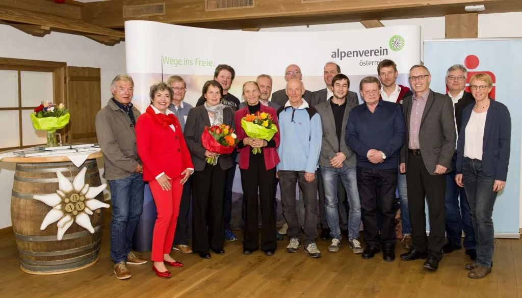 Zahlreiche Ehrengäste stellten sich zur 140. Jahreshauptversammlung des Alpenverein Kufstein ein: Gerhard Vogelbacher (SAC Thurgau), Obfrau Uli Gradl-Zöttl, Hansjörg Locher (Präsident des SAC Thurgau), Dr. Sabine Rösler (2. Vorsitzende Verein zum Schutz der Bergwelt), Manfred Weidner (Obmann Naturfreunde), Dr. Inge Olzowsky (2. Vorsitzende der DAV Sektion Bayerland), Günther Thaler (Obmann der Sektion Kirchbichl), Ing. Fritz Rafelsberger (ÖAV Landesreferent für Hütten und Wege; hinten), Klaus Bierl (DAV Sektion Bayerland), Walter Wegscheider (ÖAV Vizepräsi-dent und Finanz¬referent), Peter Marcher (Gemeinderat Stadt Kufstein), Julius Nagy (Altobmann Naturfreunde), Richard Brandauer (Obmann der Bergrettung Kufstein und Umgebung), Hubert Leitner (Vizebürgermeister Gemeinde Ebbs), Mag. Alois Loder (Prokurist der Sparkasse Kufstein) und Schriftführerin Claudia Moritz. Foto: OEAV Sektion Kufstein