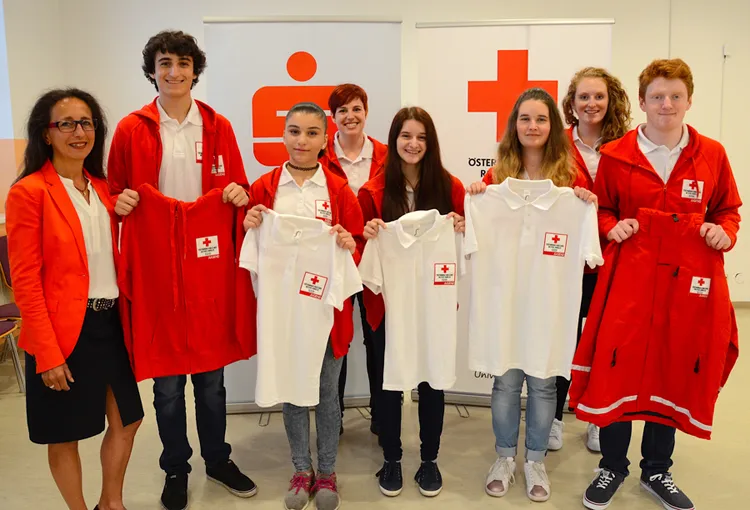 BU: Daniela Bucher (Sparkasse Kufstein) und einige Jugendliche des Roten Kreuzes bei der Übergabe der neuen Kleidung. 	<br>Foto: Sparkasse