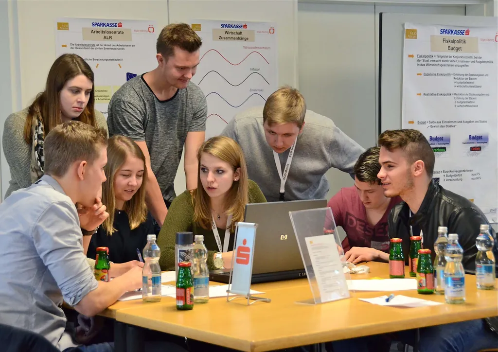 Mitten im volkswirtschaftlichen Training: Die Schülerinnen und Schüler der 5. Klasse HAK Wörgl gehen in ihren Rollen als Regierung, Haushalt und Unternehmer voll auf.       Foto: hn media/nageler