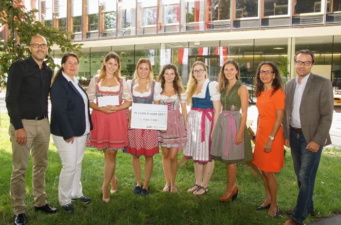 BU: v.l.n.r. Stefan Wolf (CAST Gründungszentrum Innsbruck), Dipl.-Kfm. Karin Steiner (FH Kufstein), das Sieger-team „DeTaschn“, Daniela Bucher (Sparkasse Kufstein), MMag. Peter Wachter (Bezirksstellenleiter WKO Kufstein)						<br>					Foto: FH Kufstein Tirol