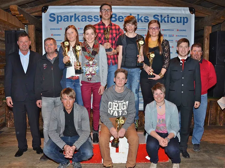 Jugendliche mit Pokal in der Hand 