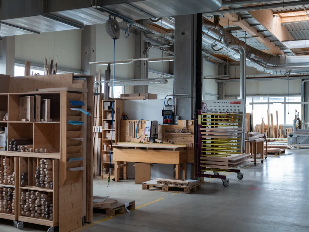 Blick in die Produktionshalle von Team 7 Massivholzmöbel