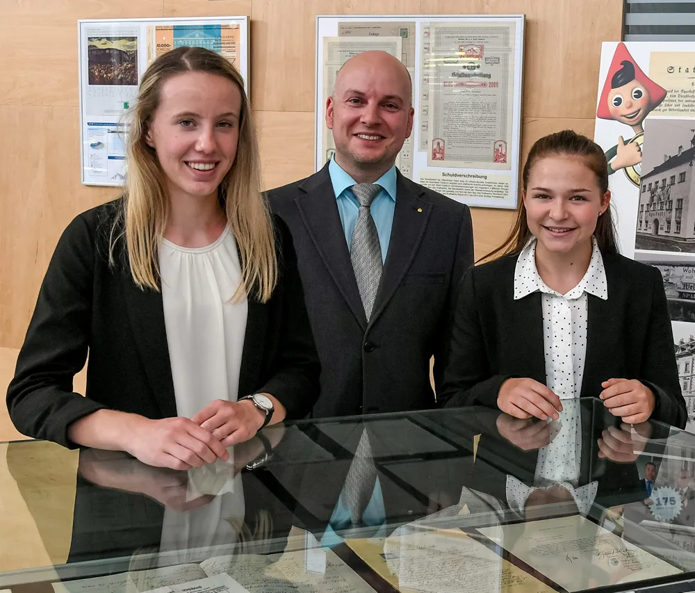 Foto: Alexander Pichler (mit den Jung-Lehrlingen Michelle Gesson und Marie Rauch) startete seine Karriere als Lehrling bei der Sparkasse Feldkirch und ist heute Gruppenleiter „Service & Support.“