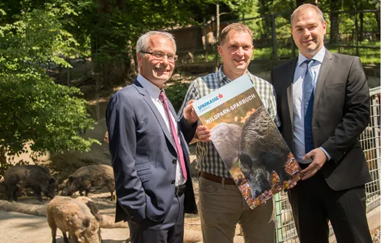 Wildpark-Betriebsleiter Christian Ammann (Mitte) mit den Sparkasse Feldkirch Vorstandsdirektoren Anton Steinberger (links) und Daniel Mierer (rechts) 