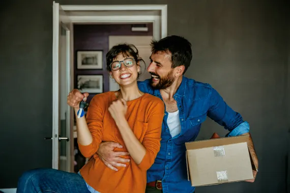 Mann und Frau im neuen Haus