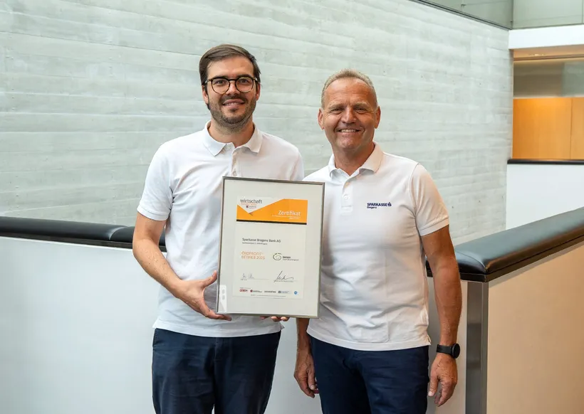 Als Ökoprofit-zertifizierter Betrieb bekennt sich die Sparkasse Bregenz ganz klar zu Umweltschutz, Ressourcenschonung und CO2-Einsparung. v.l. Michael Storf und Bertram Stadelmann Fotoquelle: Sparkasse Bregenz