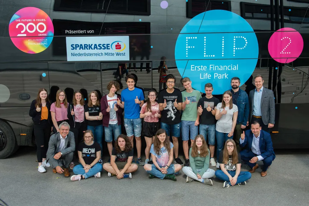 FliP2Go-Bus vor Schule