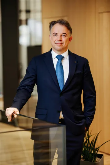 Michael Landau, Generaldirektor der VIG Holding, im Anzug stehend.